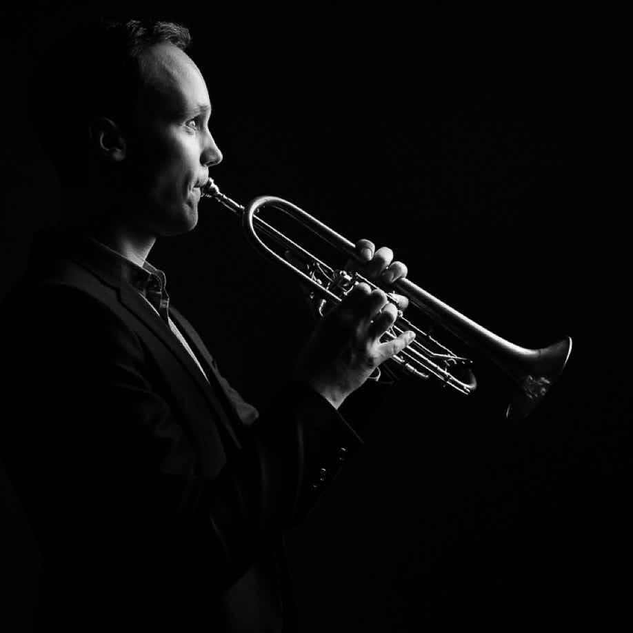 In Hamburg beheimatet, ist Markus Tappe ein vielseitiger Trompeter.